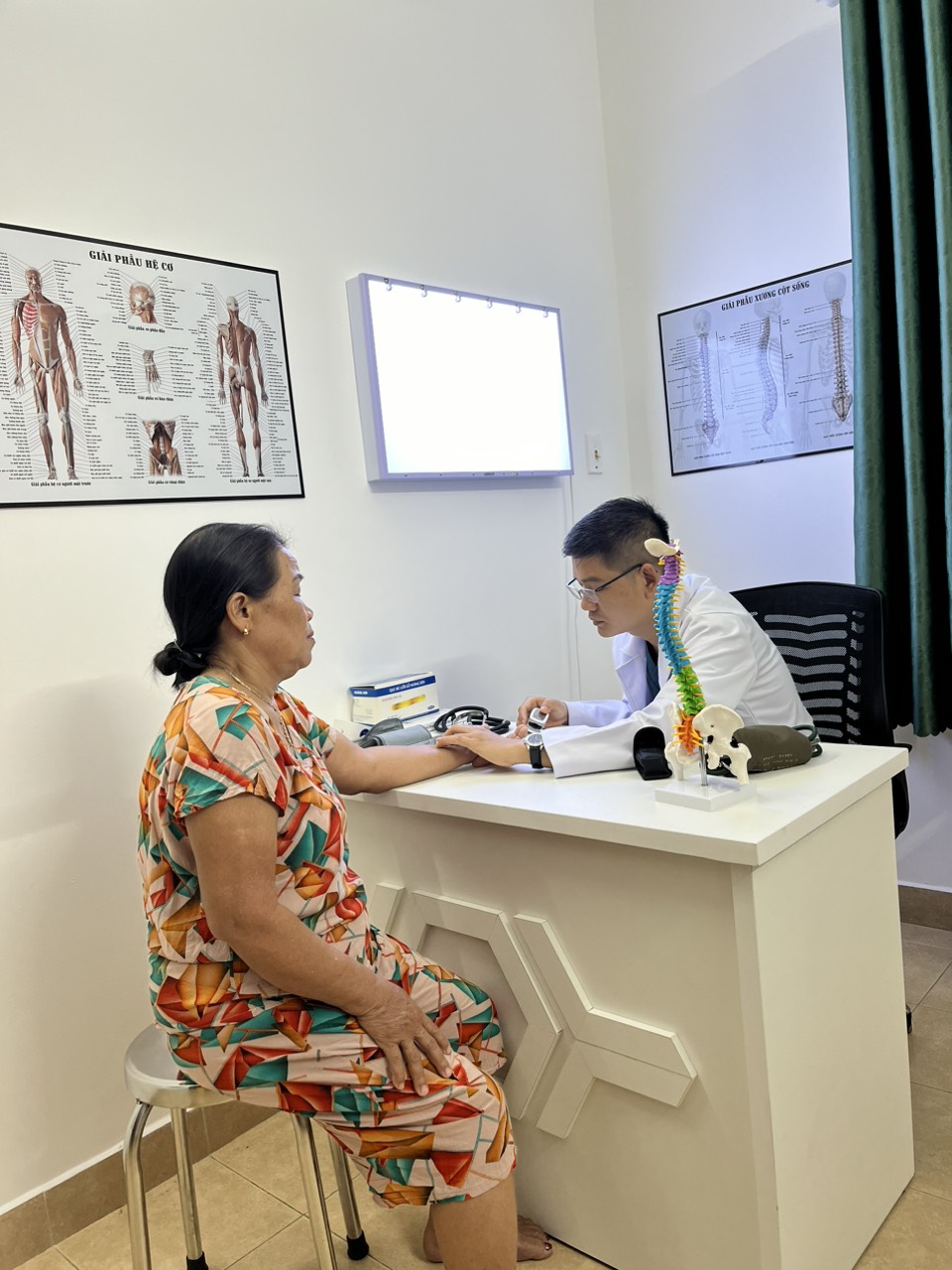Bắt mạch trong Đông y