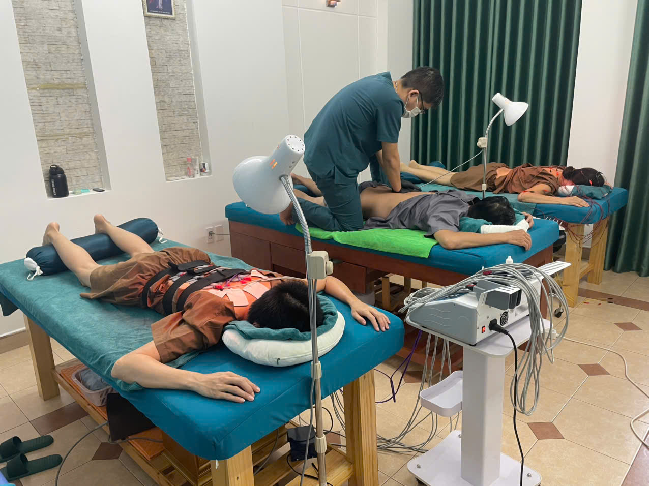 Xoa bóp bấm huyệt